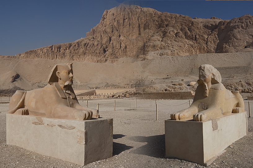 33 MAK_6023Bis.jpg - Due sfingi (qui frutto di un fotomontaggio) accolgono i visitatori del Tempio funerario di Hatshepsut.